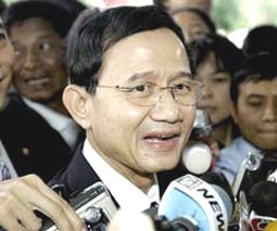 Em rể ông Thaksin đắc cử thủ tướng