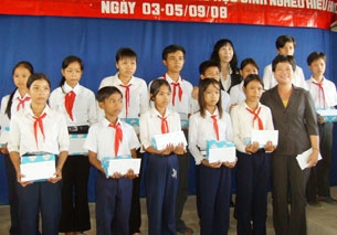 Chăm lo cho học sinh, giáo viên