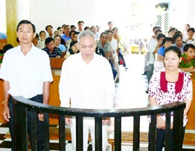 Những “con mọt” đục khoét công quỹ