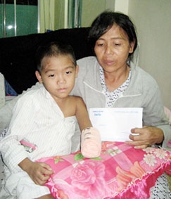 Trao tiền từ thiện