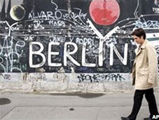 Mảnh vỡ Bức tường Berlin giá gần 8.000 euro