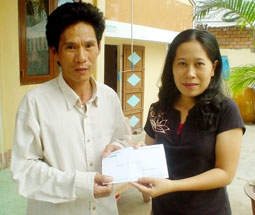 Trao tiền từ thiện