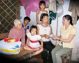 Trao tiền từ thiện