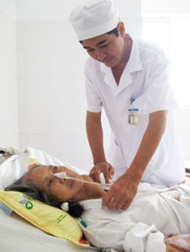 Gắp miếng xương heo 4 cm ở thực quản cứu sống bệnh nhân 81 tuổi