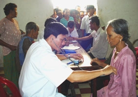 Tặng quà, khám bệnh, phát thuốc miễn phí cho đồng bào dân tộc Khmer nghèo, có hoàn cảnh khó khăn