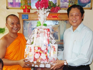 Lãnh đạo TP Cần Thơ thăm và tặng quà đồng bào dân tộc Khmer nhân dịp Lễ Sene Đôn ta