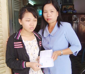 Trao tiền từ thiện