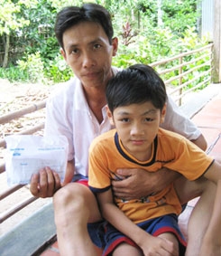 Trao tiền từ thiện