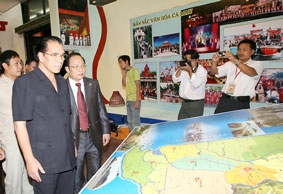 Tổng Bí thư Nông Đức Mạnh dự khai mạc “Ngày Hội giao lưu bản sắc văn hóa các vùng, miền toàn quốc hướng tới 1.000 năm Thăng Long”