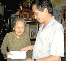 Trao tiền từ thiện