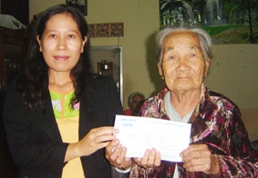 Trao tiền từ thiện