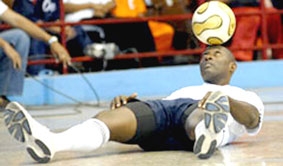 Cầu thủ Cuba lập kỷ lục dùng đầu tâng bóng