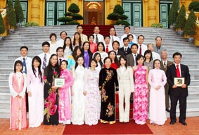 Phó Chủ tịch nước  tiếp đoàn thí sinh Việt kiều tham dự Hội thi kể chuyện về tấm gương đạo đức Hồ Chí Minh