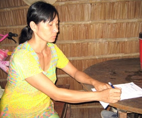 Trao tiền từ thiện