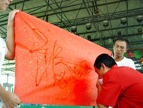 Viết thư pháp bằng nước từ mắt