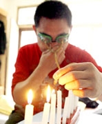 Thổi tắt nến bằng mắt