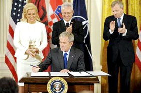 Mỹ ký thỏa thuận ủng hộ Albanie và Croatia gia nhập NATO