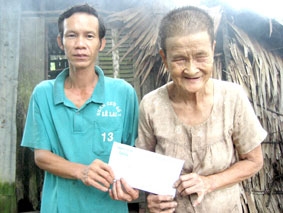 Trao tiền từ thiện