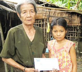 Trao tiền từ thiện