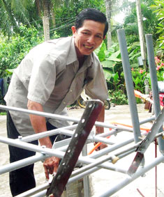 Hai Thuận và sáng chế giàn phun thuốc diệt rầy nâu