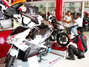 Khuyến mãi nhiều, sức mua vẫn yếu