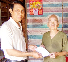 Trao tiền từ thiện