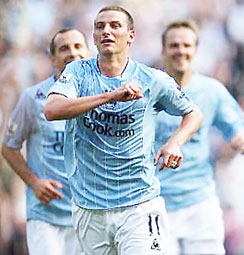 Bolton bị dồn vào chân tường