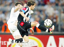 "Bà đầm già" săn "kền kền trắng"