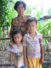 Trao tiền từ thiện