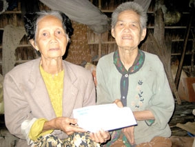 Trao tiền từ thiện