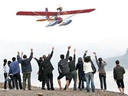 Nhân viên viễn thông tự chế máy bay