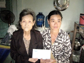 Trao tiền từ thiện