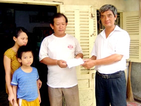 Trao tiền từ thiện