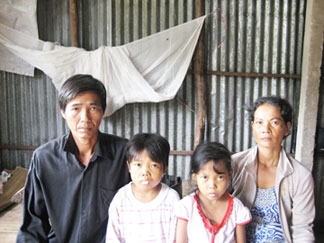 Một gia đình kiệt quệ vì  bệnh tật