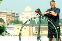 Chu du thế giới bằng xe quái