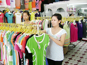Lượng hàng dồi dào, sức mua còn yếu