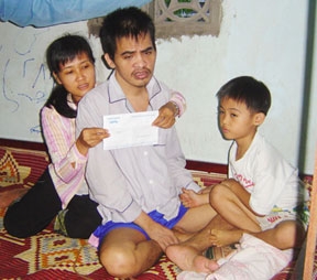 Trao tiền từ thiện