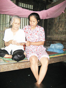 Trao tiền từ thiện