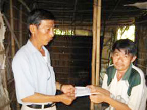 Trao tiền từ thiện