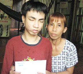 Trao tiền từ thiện