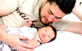 Ông bố sinh con đang mang bầu đứa nữa