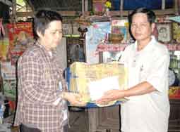 Trao tiền từ thiện