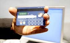 Thẻ tín dụng có màn hình và bàn phím