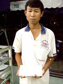 Trao tiền từ thiện