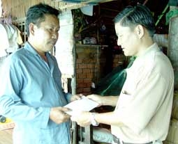 Trao tiền từ thiện