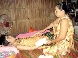 Trao tiền từ thiện