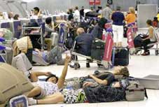 Nội các họp phiên khẩn cấp, yêu cầu quân đội "đứng ngoài cuộc"