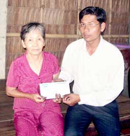 Trao tiền từ thiện