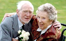 Chú rể + cô dâu = 179 tuổi