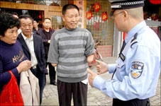 Không tay vẫn lái xe hơi